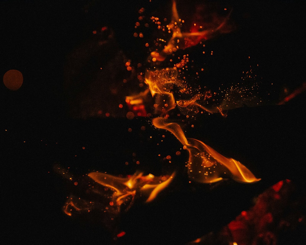 Flammes illustrant la réaction de combustion du triangle du feu
